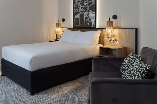 QUEEN GUEST ROOM WITH SOFA BED