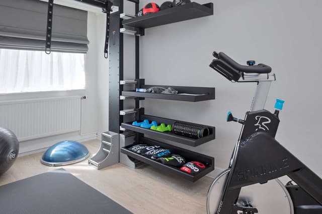 KING FIVE FEET TO FITNESS ROOM/DBL SOFA BED