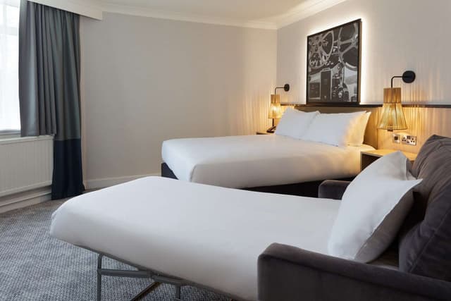 QUEEN GUEST ROOM WITH SOFA BED