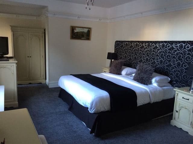 Executive Suite, Ensuite (Room 17)