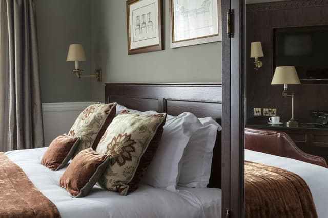 Junior Deluxe Double Room