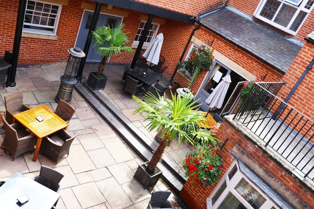 The Lion Pub with Rooms1