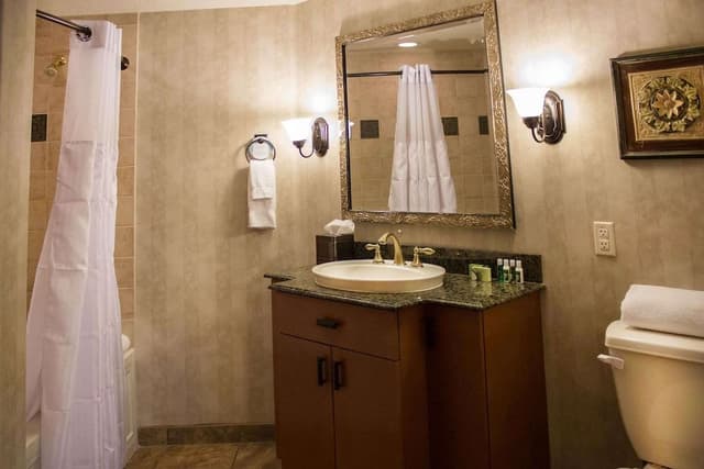 Suite, 2 Bedrooms (Lockoff, 1 Junior & 1 Master)