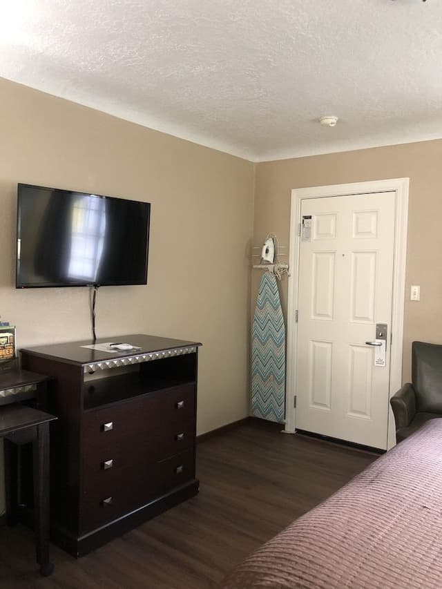 1 King Bed, Non-Smoking Room