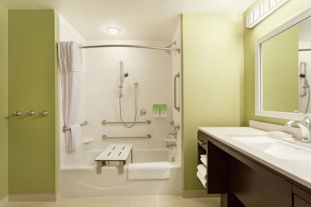 Studio, 1 King Bed, Accessible