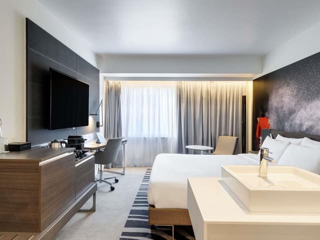 Suite, 1 Queen Bed with Sofa bed