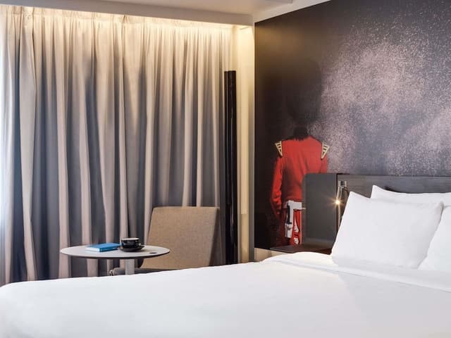 Suite, 1 Queen Bed with Sofa bed