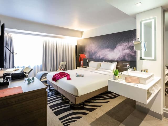Suite, 1 Queen Bed with Sofa bed