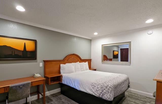 Standard Room, 1 Queen Bed