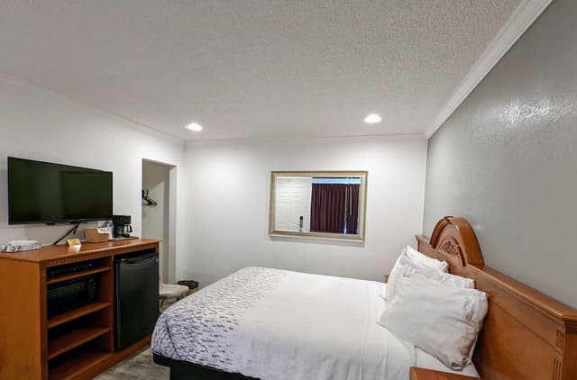 Standard Room, 1 Queen Bed
