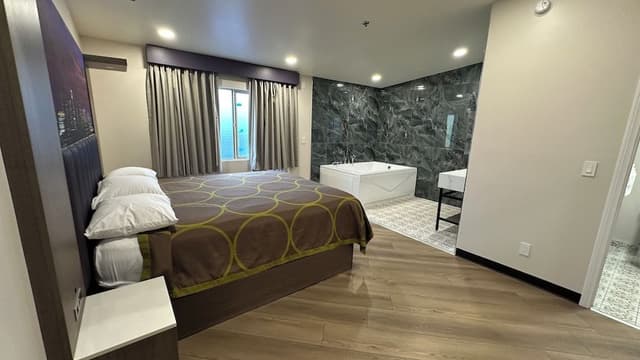 King Bed, Jetted Tub