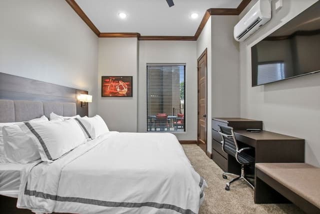 Townhouse Lakeview Executive Suite with Patio