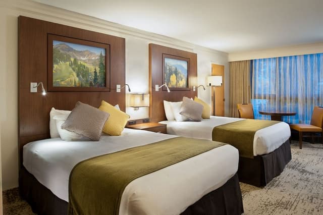 Traditional Room, 2 Queen Beds, Mountain View
