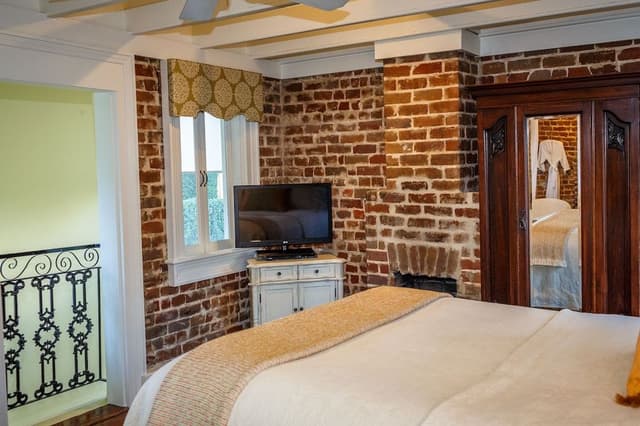 The Carriage House (Queen)