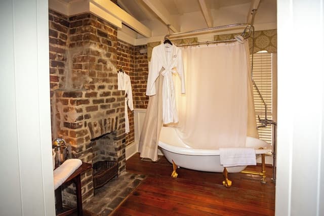 The Carriage House (Queen)