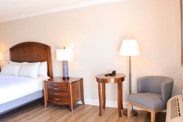 Room, 1 Queen Bed, Mobility Accessible, Courtyard View