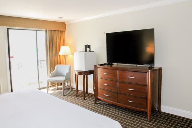 1 King Bed, Courtyard View