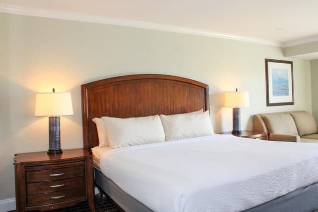 1 King Bed, Golf View