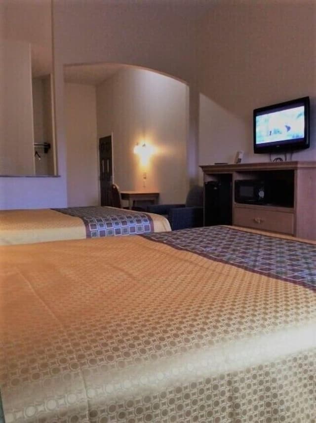 Deluxe Room, 2 Queen Beds, Smoking