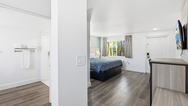 Deluxe Room, 1 King Bed, Accessible Bathtub, Kitchenette
