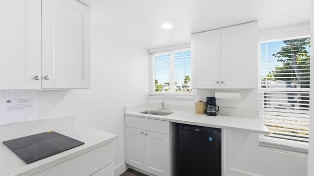 Deluxe Room, 1 King Bed, Accessible Bathtub, Kitchenette