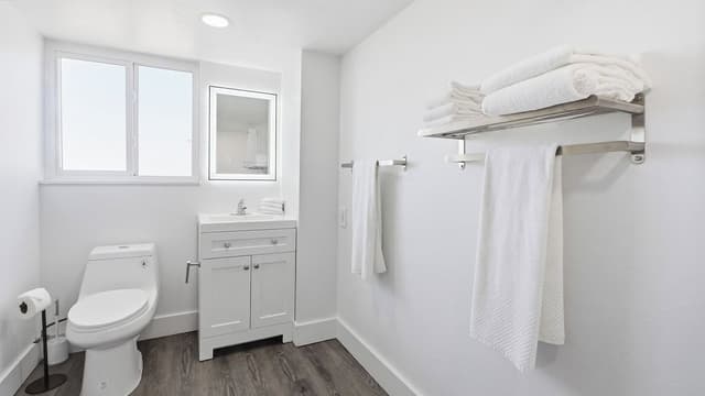 Deluxe Room, 1 King Bed, Accessible Bathtub, Kitchenette
