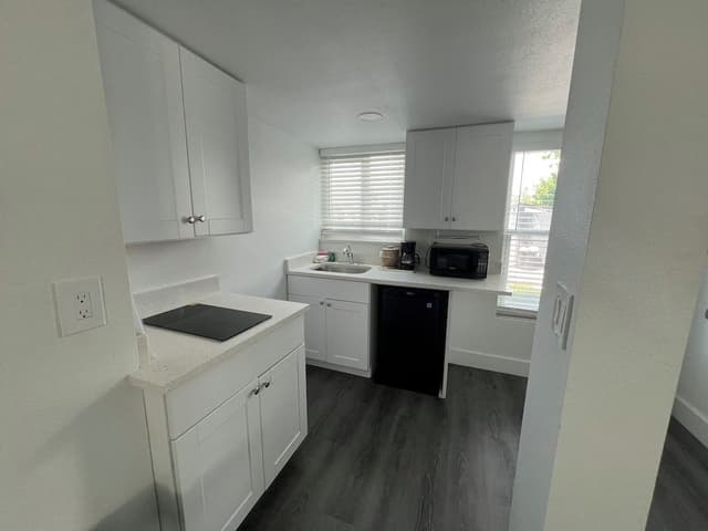 Deluxe Room, 1 King Bed, Accessible Bathtub, Kitchenette