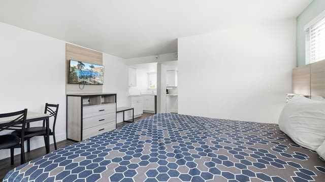 Deluxe Room, 1 King Bed, Accessible Bathtub, Kitchenette