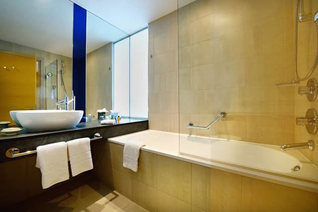 QUEEN HILTON GUESTROOM