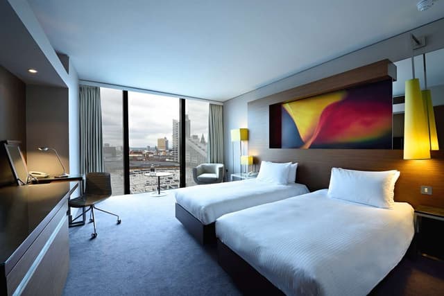 TWIN HILTON GUESTROOM