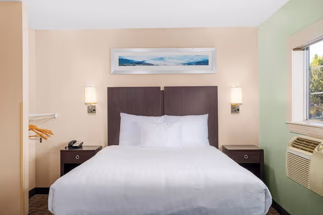 Accessible - Queen Suite, Walk-In Shower