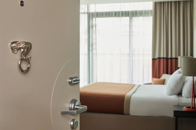 Room, 1 King Bed, City View, Corner (Super King, Refurbished, Balcony)