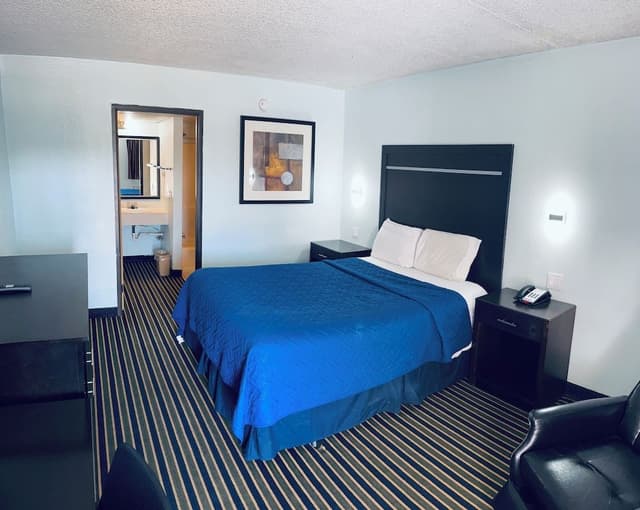 Basic Single Room, 1 King Bed, Non Smoking