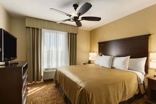 1 KG MOBILITY/HEARING ACCESS TUB SUITE NOSMK
