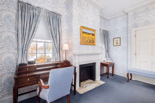 Deluxe Queen with Sofa Bed