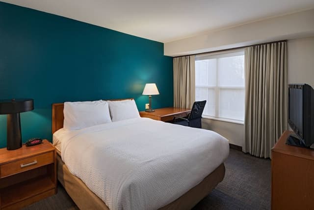 Studio, 1 King Bed with Sofa bed (Hearing Accessible)
