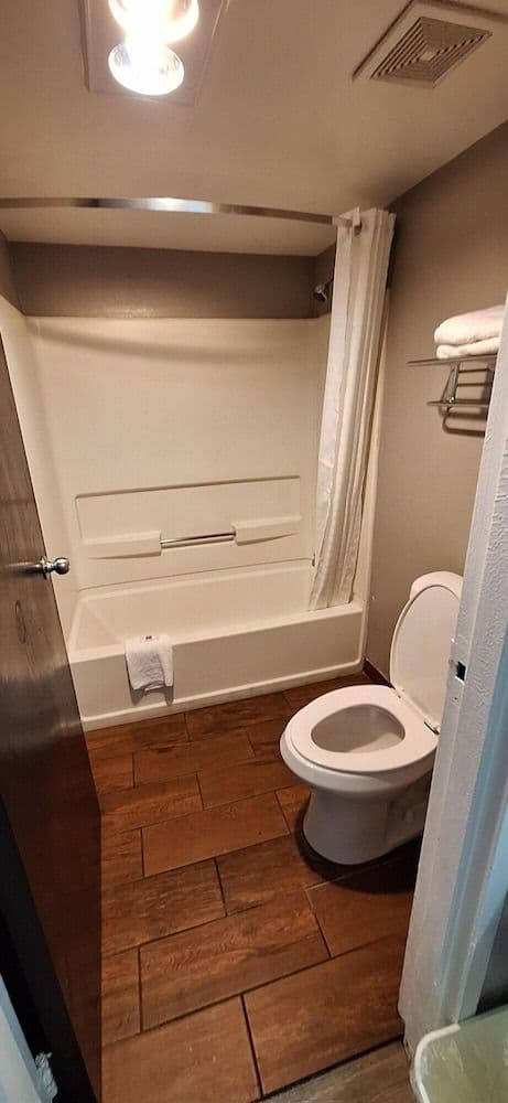 Standard Room, 1 King Bed, Accessible, Non Smoking