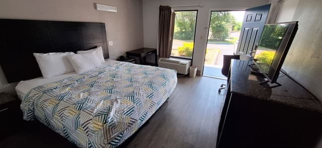 Standard Room, 1 King Bed, Accessible, Non Smoking
