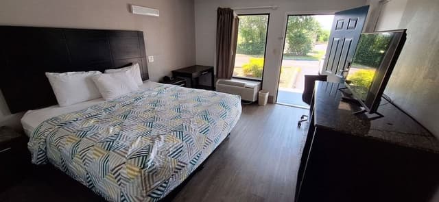 Standard Room, 1 King Bed, Accessible, Non Smoking