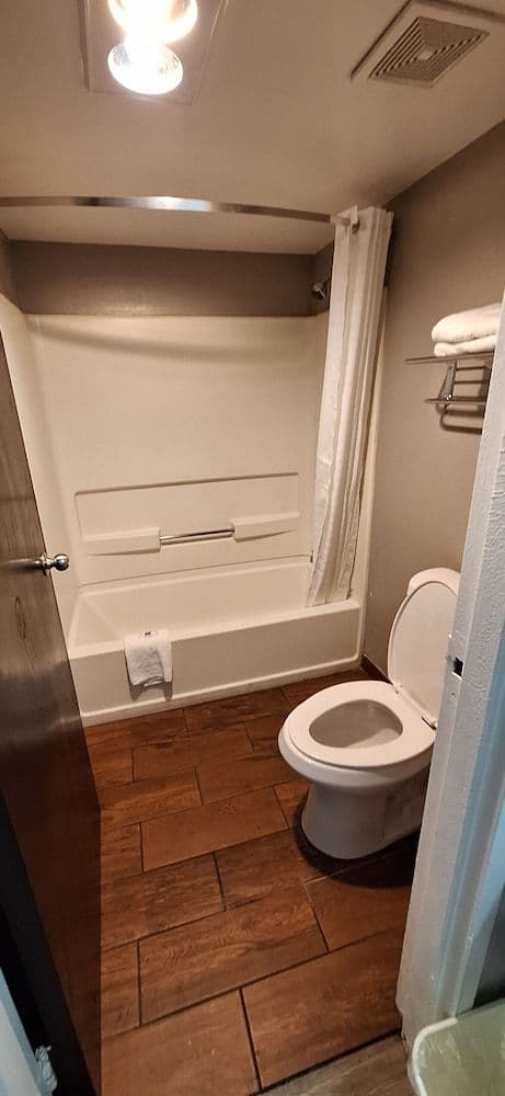 Standard Room, 1 King Bed, Accessible, Non Smoking