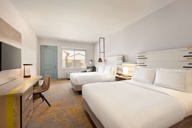 2 QUEEN - POOLSIDE - KITCHENETTE - POOL VIEW