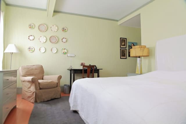 Deluxe Room (Standard King Bed)