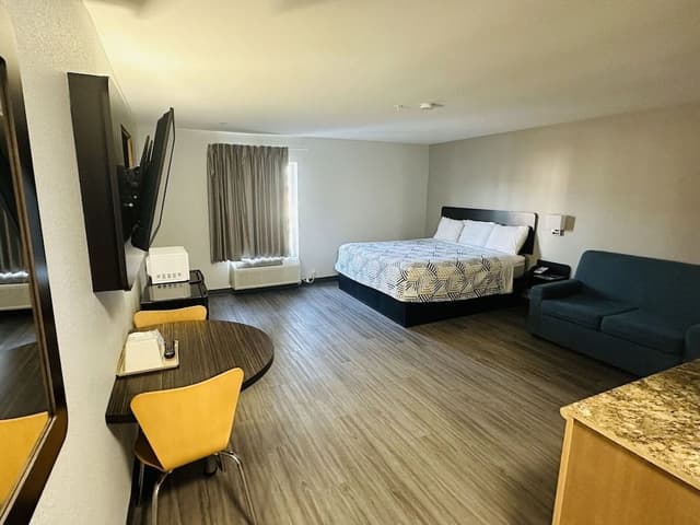 Deluxe Room, 1 King Bed, Non Smoking, Kitchenette