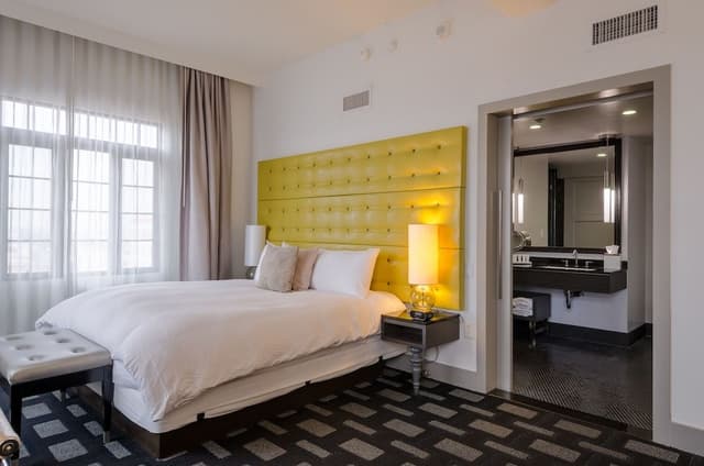 One King Bed (Maverick Room)