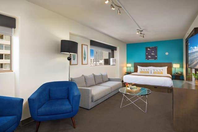 Lifestyle Jr. Suite, 1 King Bed with Sofa bed, Mountain View