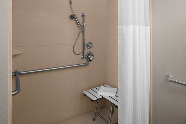 2 QUEEN MOBILITY/HEARING ACCESSIBLE RI SHWR