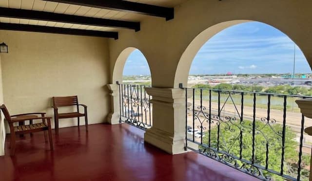 Club Room, 1 King Bed, Balcony
