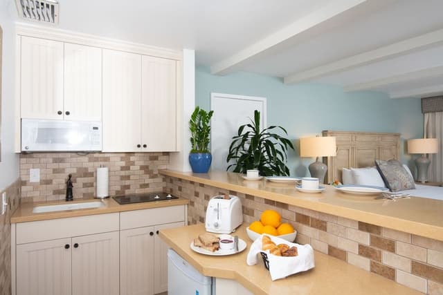Deluxe Room, 1 King Bed, Ocean View (Beachfront View with Kitchenette)