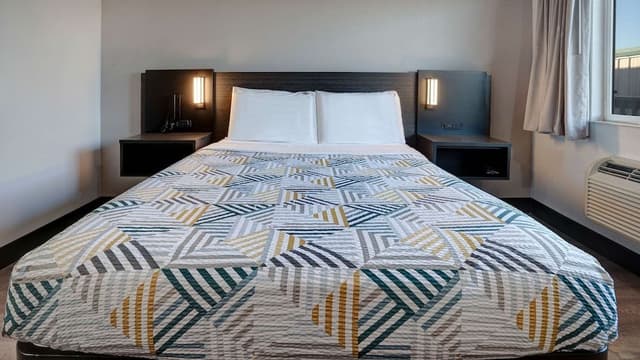 Deluxe Room, 1 Queen Bed, Non Smoking, Refrigerator & Microwave