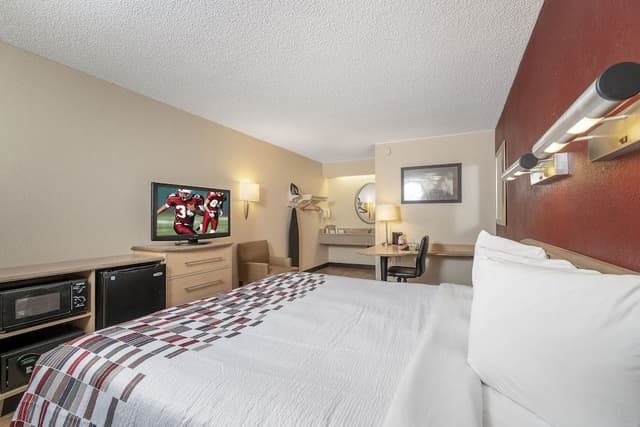 Superior Room, 1 King Bed, Accessible (Smoke Free)
